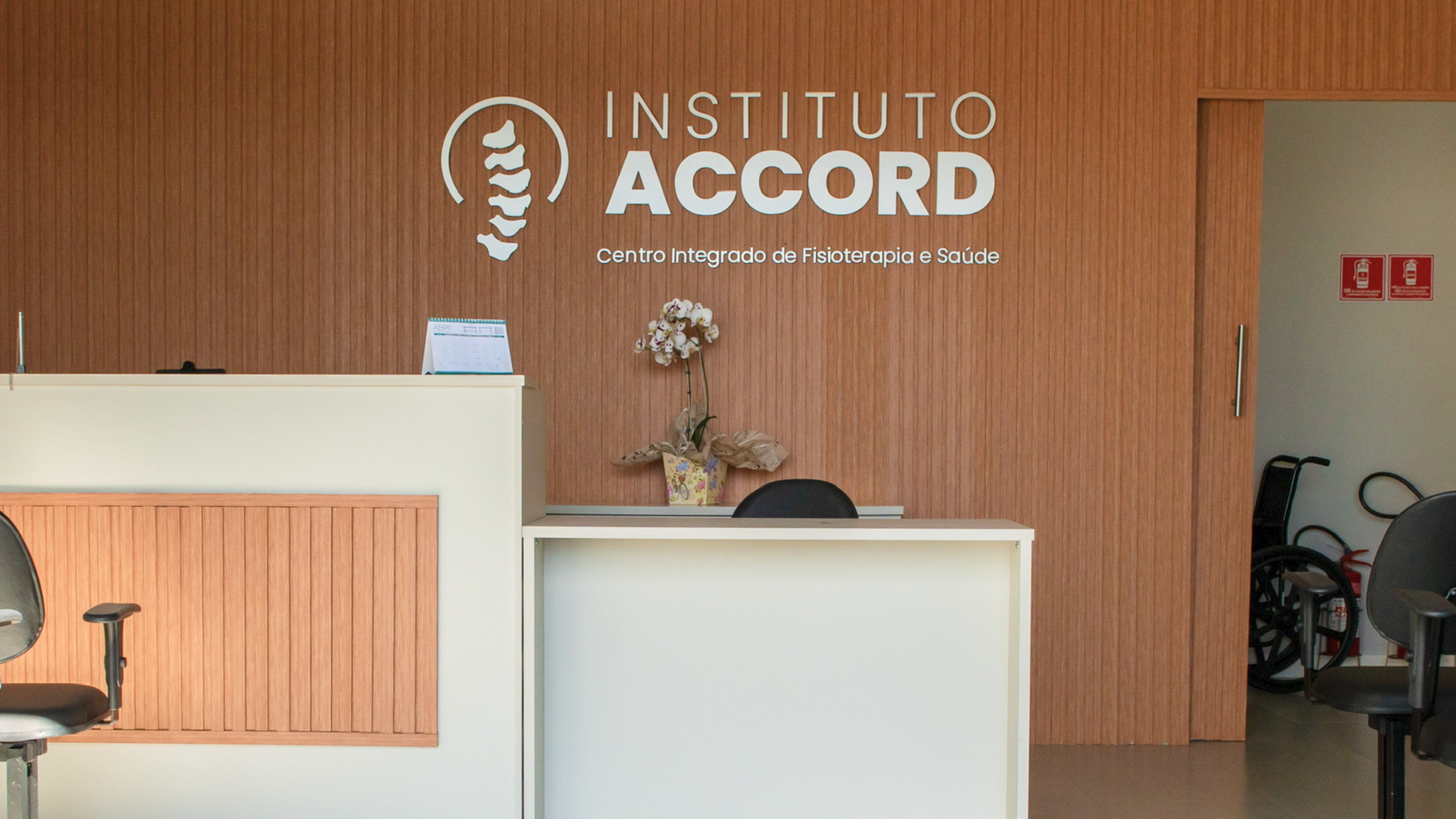Recepção do Instituto ACCORD com a logo na parede